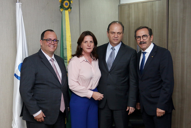 4 pessoas na foto, o Superintendente de Planejamento e Gestão da SES, Adriano Ribeiro (à esquerda), deputada Carmem Zanotto e ministro da Saúde Ricardo Barros (no centro) e Serafim Venzon (à direita)
