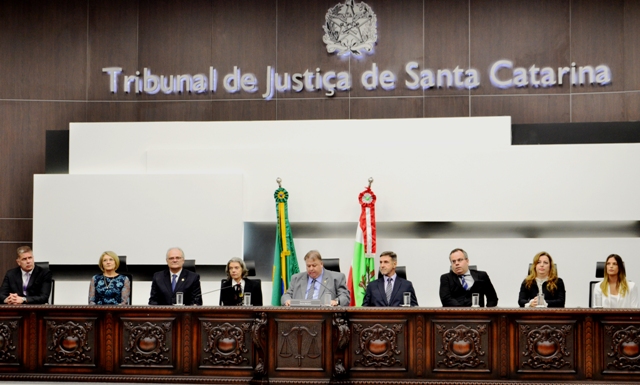 Autoridades durante a inauguração da Sala de Sessões Ministro Teori Zavascki no Tribunal de Justiça de Santa Catarina.