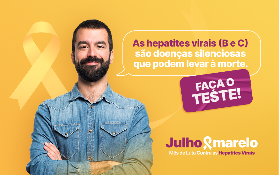 Homem de barba e cabelo curto, vestindo camisa jeans, aparece sorridente com os braços cruzados sobre um fundo amarelo. Ao lado dele, há um balão de fala com a mensagem: 'As hepatites virais (B e C) são doenças silenciosas que podem levar à morte.' Abaixo, um selo roxo com letras brancas diz 'FAÇA O TESTE!'. No canto inferior direito, está o texto 'Julho Amarelo – Mês de Luta Contra as Hepatites Virais', com a palavra 'Julho' em roxo, 'amarelo' em amarelo, e o laço simbólico da campanha entre as palavras.