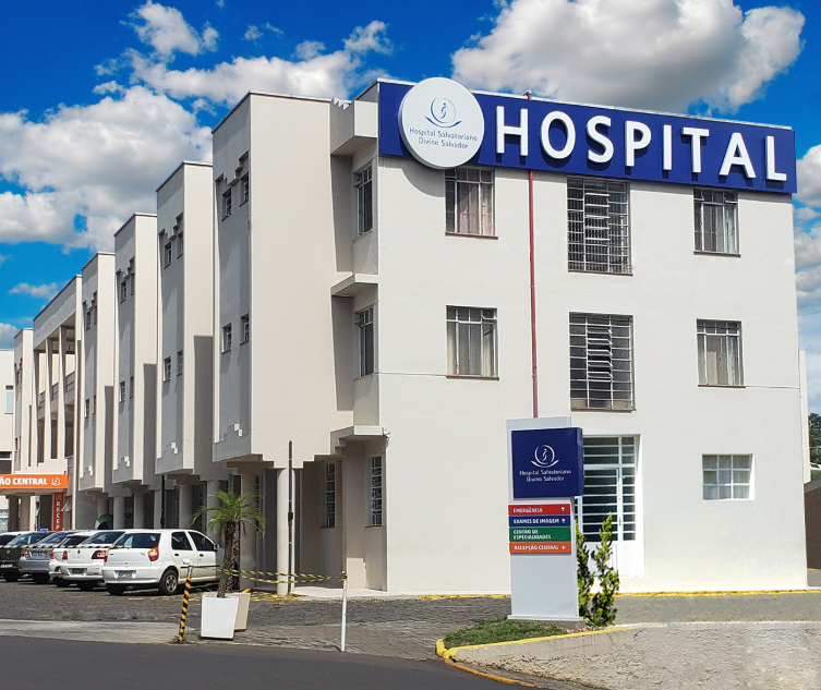 Fachada do Hospital Salvatoriano Divino Salvador com estacionamento e entrada principal.