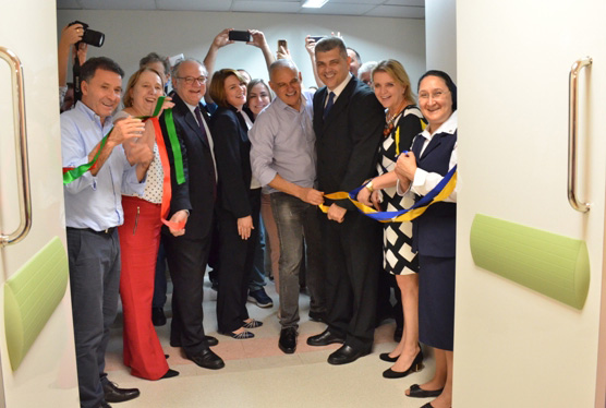 Grupo de autoridades e profissionais da saúde realiza cerimônia de inauguração de uma unidade hospitalar.