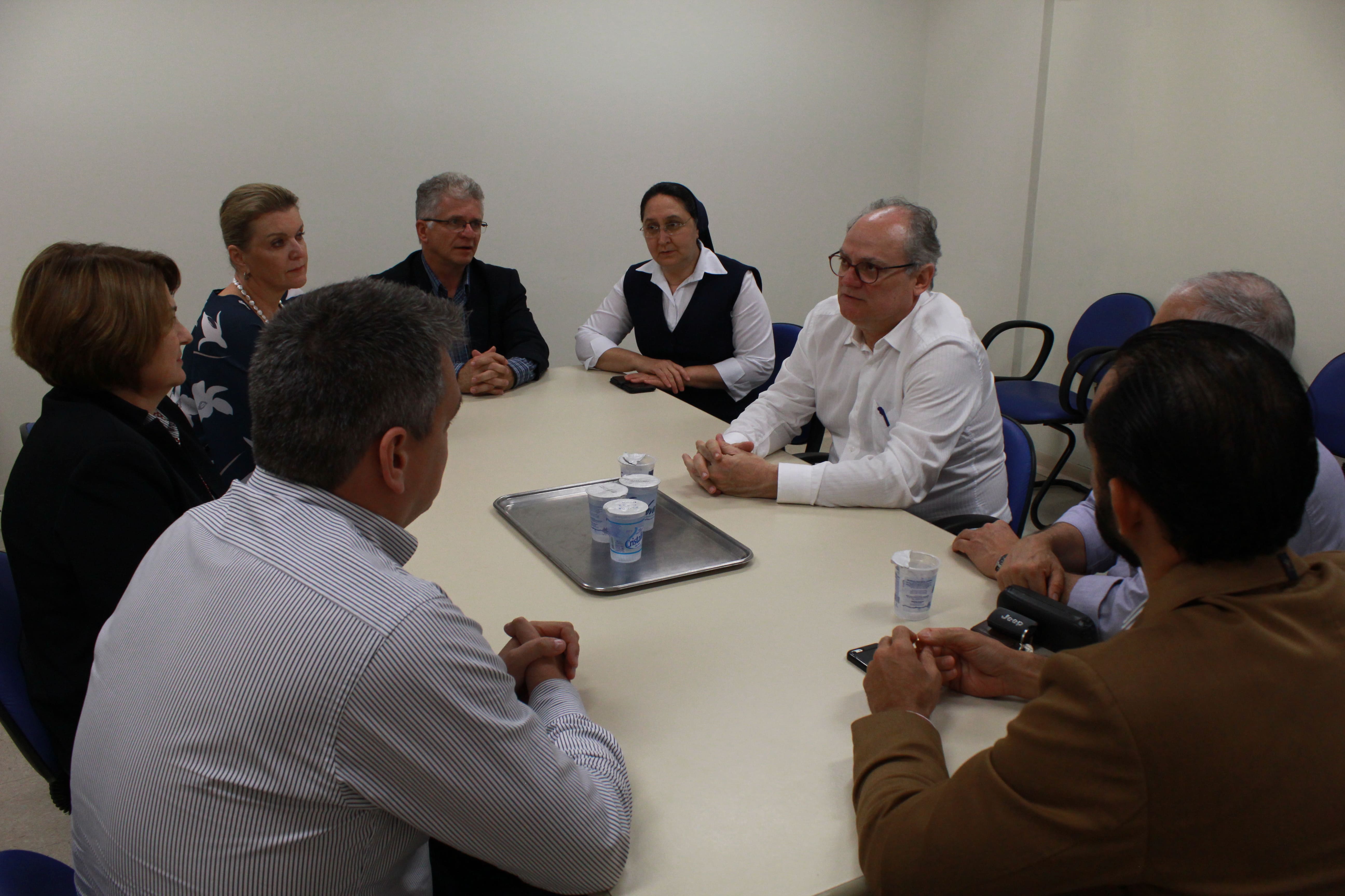 Reunião com o Secretário de Estado da Saúde e equipe em ambiente hospitalar