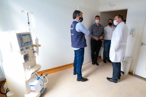 Equipe médica em conversa no corredor do Hospital Regional de Joinville, durante preparativos para ativação de 20 novos leitos de UTI no enfrentamento da COVID-19.