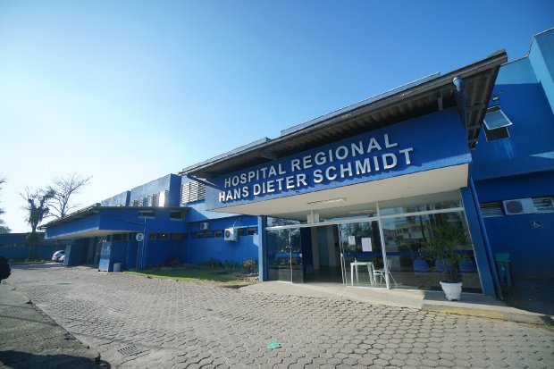 Fachada moderna do Hospital Regional Hans Dieter Schmidt, com entrada principal.