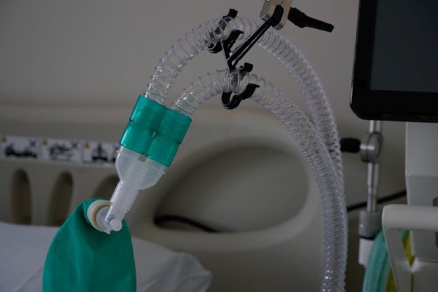 Equipamento médico de intubação sobre mesa, contendo tubos endotraqueais, seringas e materiais de procedimento, parte dos kits recebidos pelo estado de Santa Catarina.