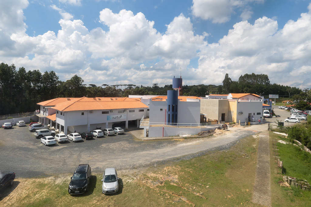 Vista aérea do Hospital de Rio Negrinho, mostrando a estrutura física do prédio principal e áreas externas.