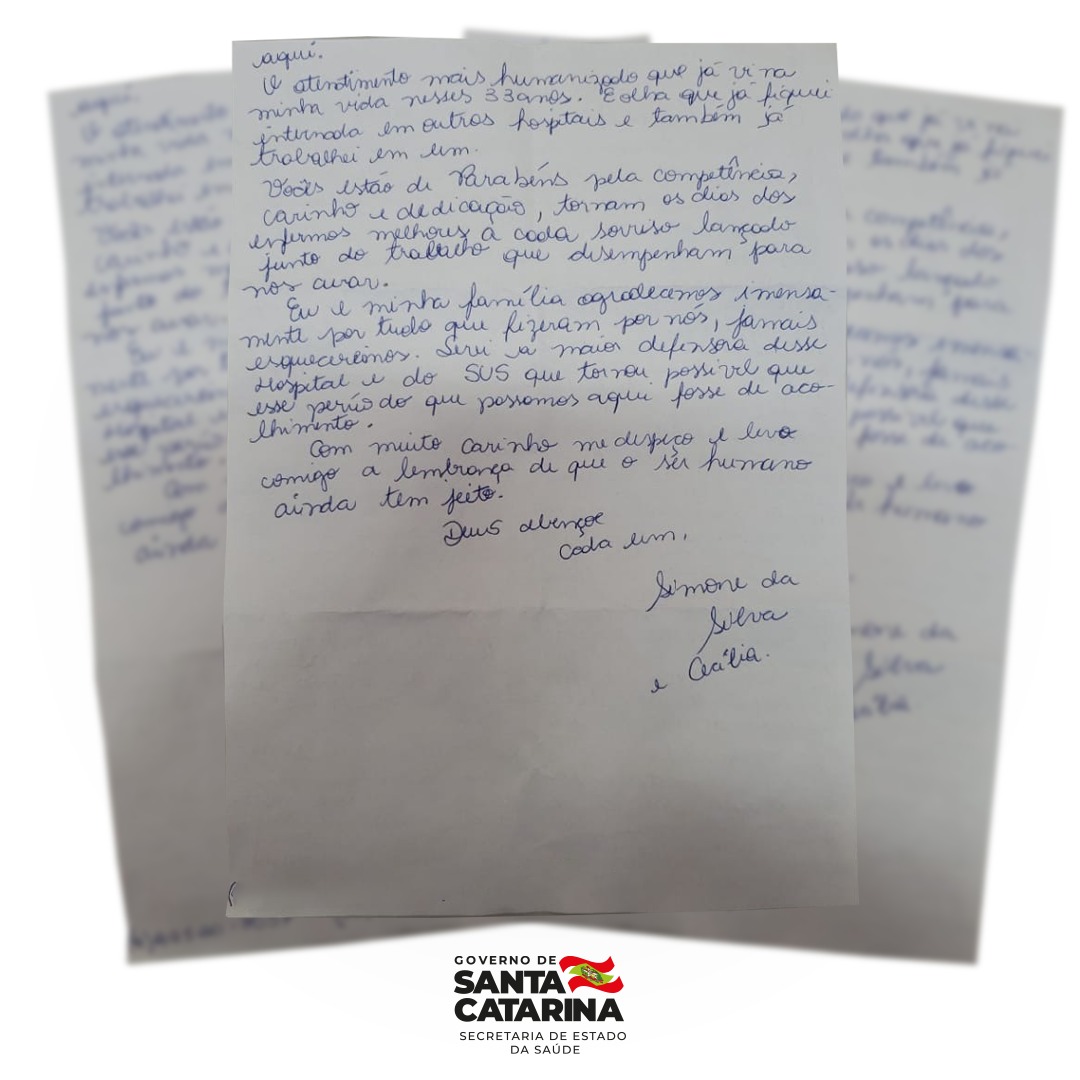 Segunda página da carta manuscrita de agradecimento escrita por Simone da Silva, acompanhada da filha Cecília, destinada à equipe da maternidade Darcy Vargas em Joinville. O texto continua elogiando o atendimento humanizado, a competência e a dedicação dos profissionais da saúde, ressaltando a importância do SUS e deixando uma mensagem de carinho e gratidão. Ao fundo, a imagem mostra outras folhas sobrepostas e o logotipo do Governo de Santa Catarina e da Secretaria de Estado da Saúde na parte inferior.