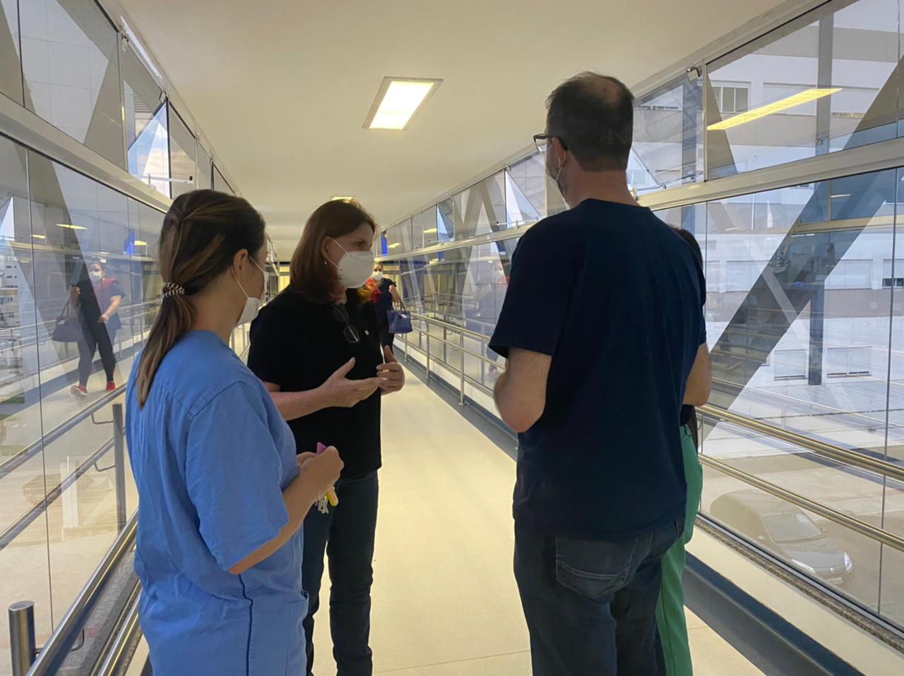 Secretária de Saúde Carmen Zanotto em reunião com quatro profissionais no Hospital Regional do Tijucas (HTR).