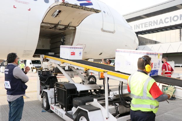 Aeronave descarregando caixas térmicas com 147 mil doses da Coronavac no Aeroporto de Florianópolis.