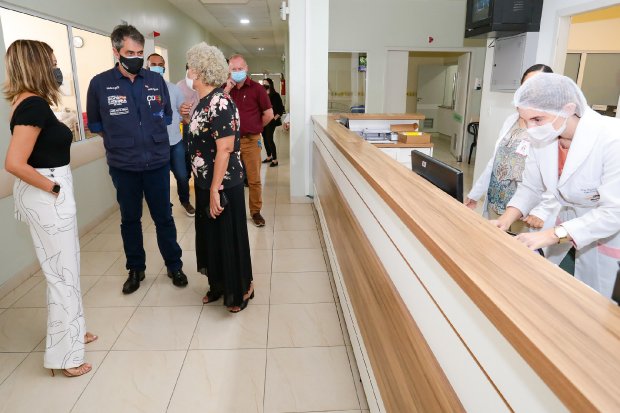 Profissional de saúde em conversa com duas mulheres no corredor do Hospital de São Francisco do Sul