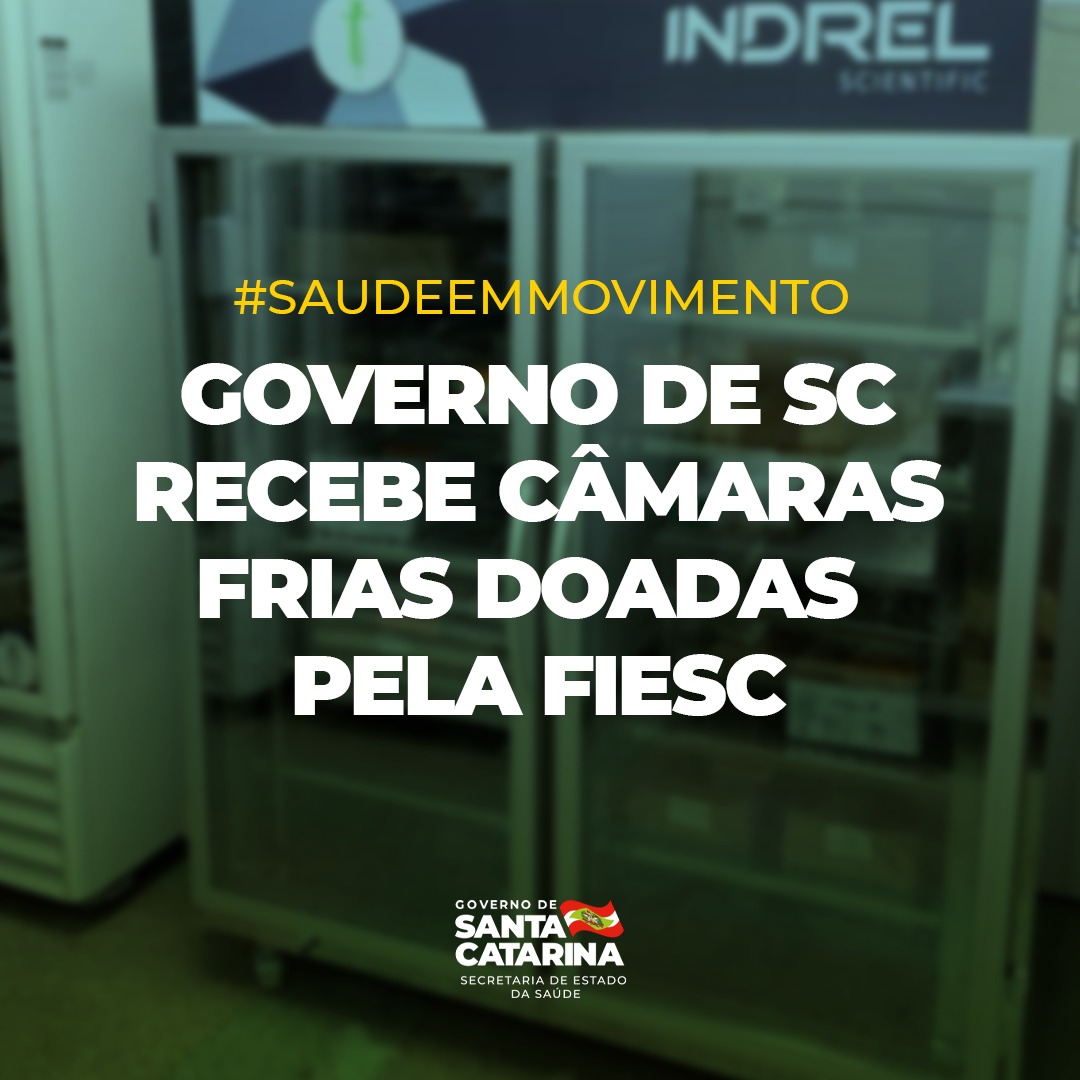Banner com o texto 'Governo de SC recebe câmaras frias doadas pela FIESC', destacando a doação de equipamentos para armazenamento de vacinas. Ao fundo, aparecem as câmaras frias da Indrel, unidades metálicas de refrigeração essenciais para a conservação de imunizantes.