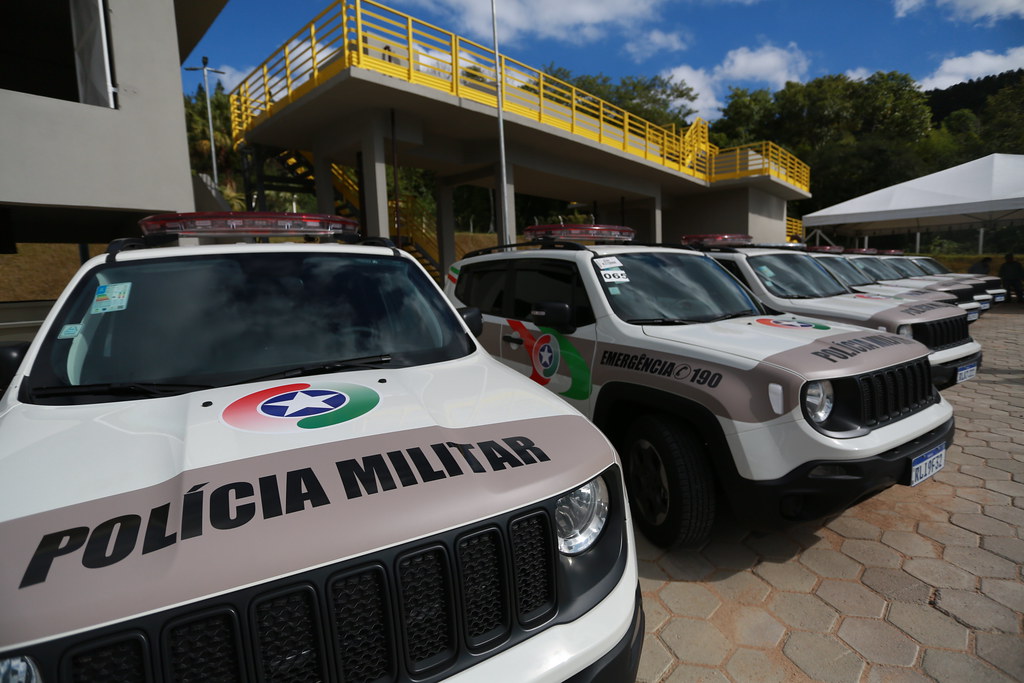 Várias viaturas policiais estacionadas em fila.