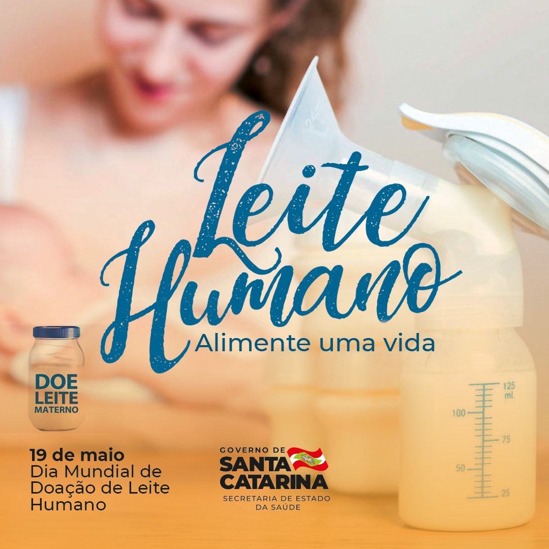 Cartaz de campanha sobre doação de leite materno. Em destaque, a frase "Leite Humano – Alimente uma vida", com frascos de leite ao fundo e uma mulher desfocada segurando um bebê. À esquerda, há um frasco com o rótulo "DOE LEITE MATERNO". Abaixo, lê-se: "19 de maio – Dia Mundial de Doação de Leite Humano". No canto inferior direito está o logotipo do Governo de Santa Catarina e da Secretaria de Estado da Saúde.