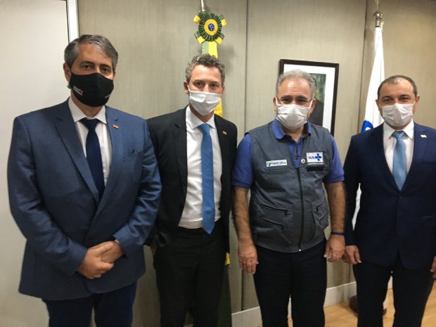 Autoridades de máscara posando para a foto