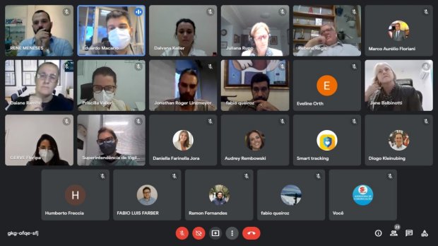 captura de tela de reunião virtual com foto dos participantes