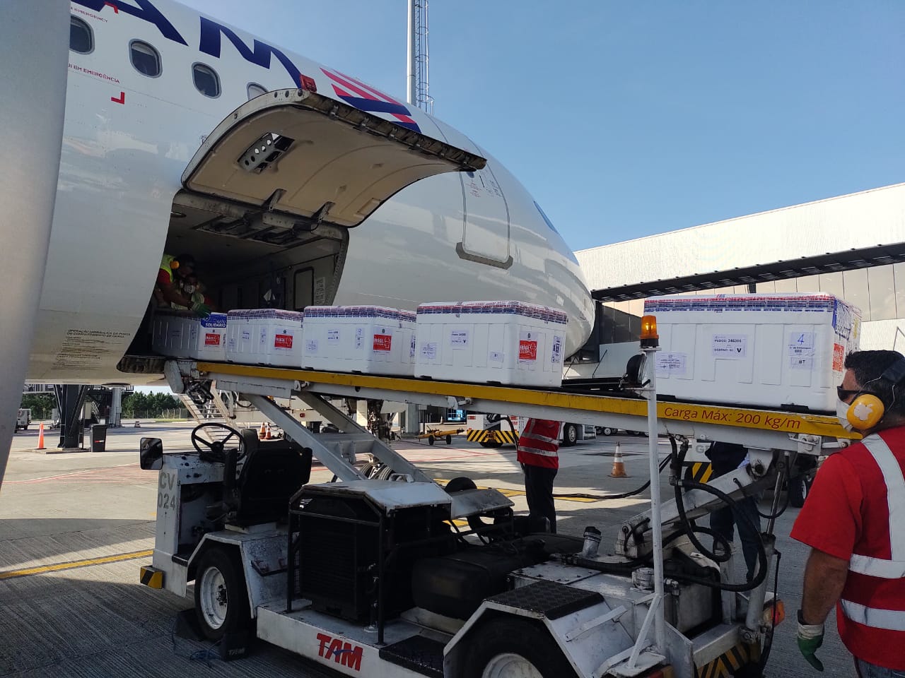 Aeronave com caixas térmicas contendo vacinas contra COVID-19 sendo carregadas, durante operação logística de distribuição em Santa Catarina.
