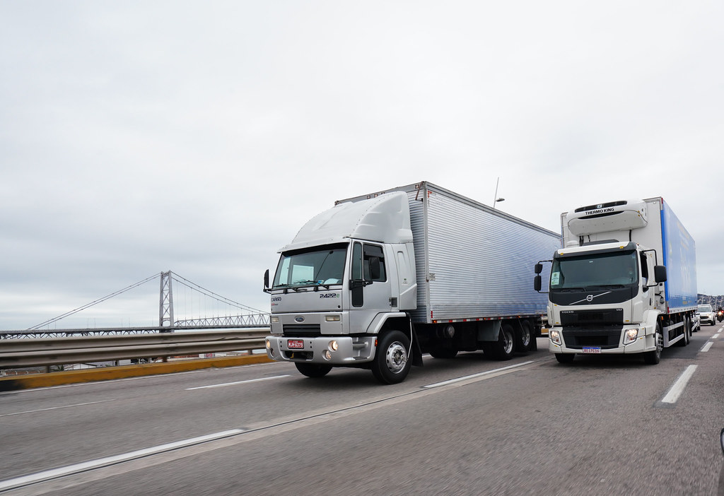 Dois caminhões atravessando ponte de Florianópolis