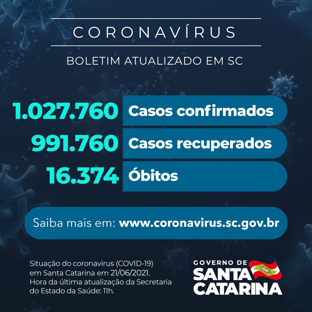 Homem com colete laranja observando caixas de vacina num depósito