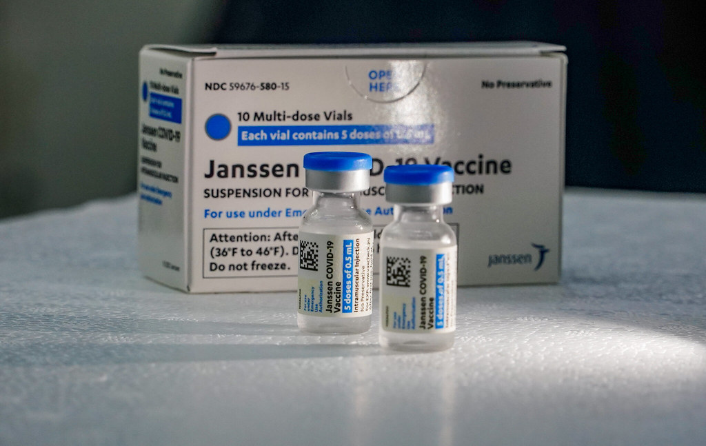 Dois frascos de vacina Janssen, ao fundo a caixa da vacina.