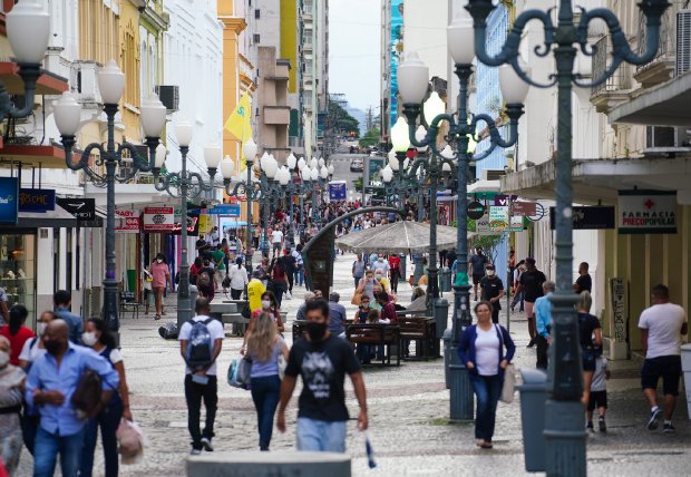 Pessoas andando na rua do centro de Florianópolis