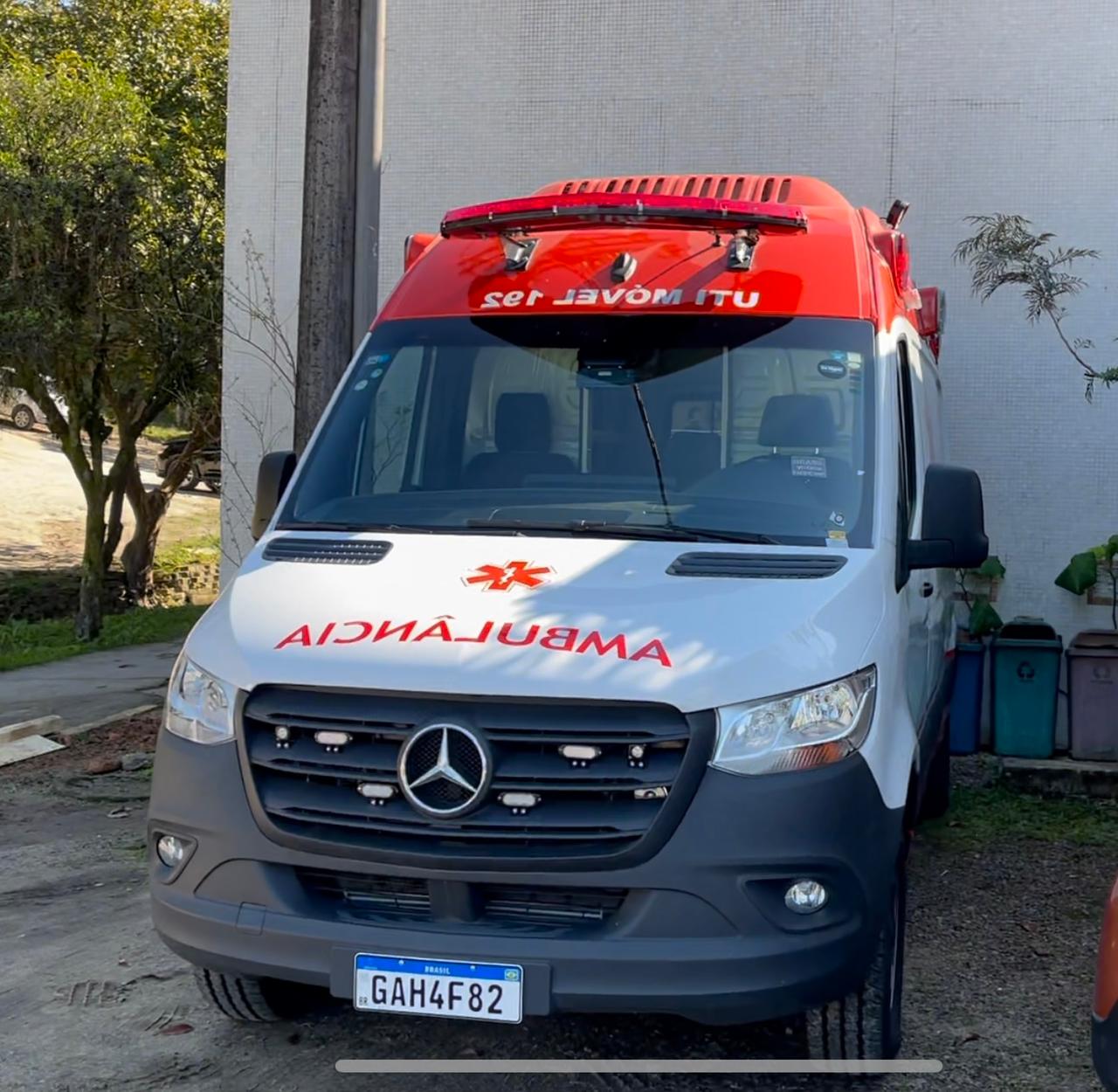 Foto de uma ambulância estacionada