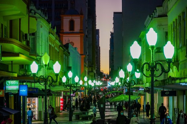 Imagem das ruas do centro de Florianópolis à noite