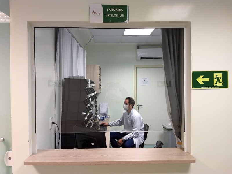 Homem profissional da saúde sentado dentro de sala