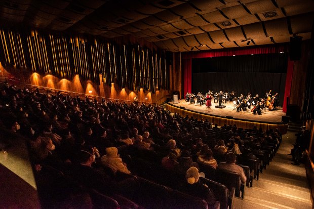 Plateia assiste orquestra
