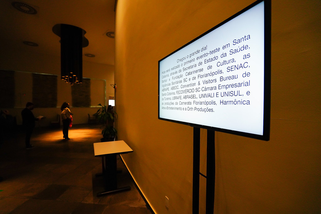 Espaço interno com tela digital