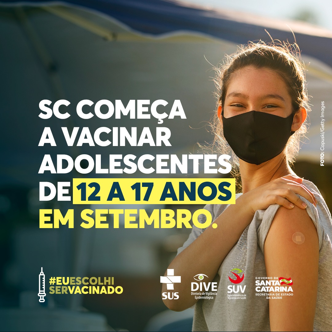 Jovem com máscara preta exibe o braço após ser vacinada, com curativo no local da aplicação. Ao lado, está o texto: SC começa a vacinar adolescentes de 12 a 17 anos em setembro. Na parte inferior aparecem os logotipos do SUS, DIVE, SUV, Governo de Santa Catarina e a hashtag #EUESCOLHISERVACINADO com ícone de seringa.
