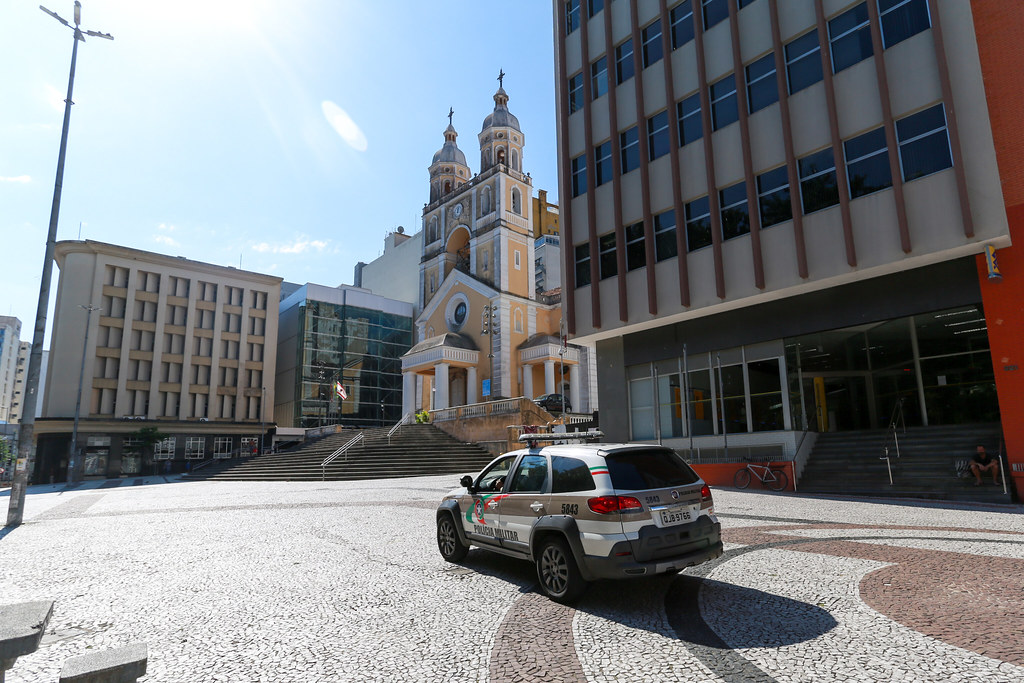 Viatura policial estacionada em frente à Catedral de Florianópolis