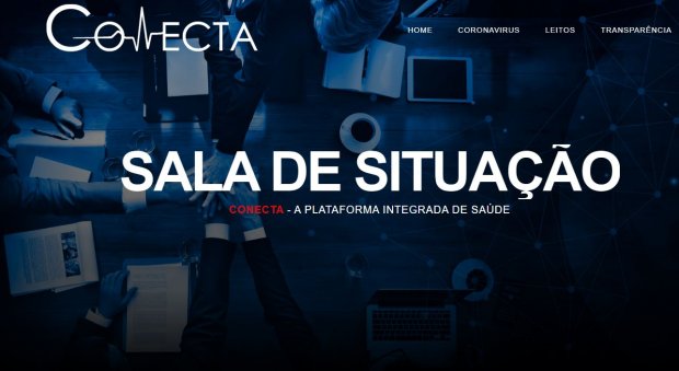 Tela de um site com fundo azul escuro mostrando pessoas ao redor de uma mesa com notebooks, papéis e xícaras. Em destaque, o texto em branco 'SALA DE SITUAÇÃO' e, abaixo, em letras menores, 'CONECTA - A PLATAFORMA INTEGRADA DE SAÚDE'. No topo, há um menu com as opções Home, Coronavírus, Leitos e Transparência.