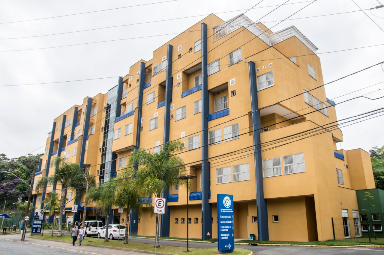 Fachada de prédio amarelo com colunas azuis