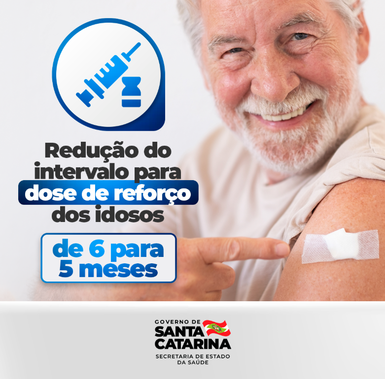 Banner com homem idoso com barba e cabelo branco apontando o dedo para um band-aid que está em seu ombro. Ao lado tem um ícone com uma seringa e um frasco e o texto: 'redução do intervalo para dose de reforço dos idosos de 6 para 5 meses'.