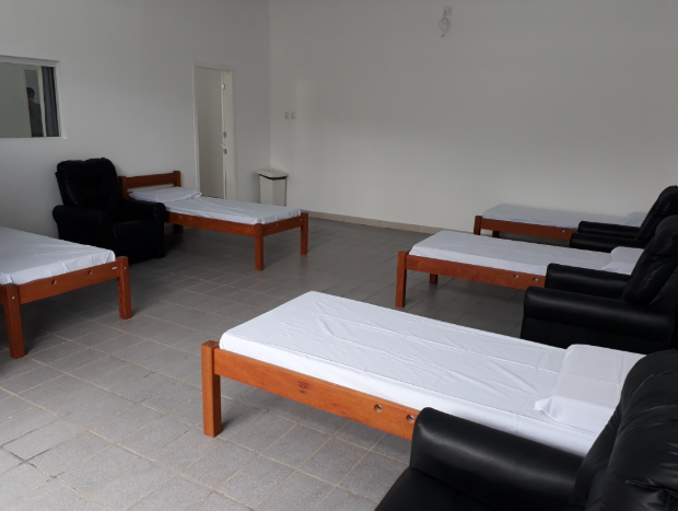 Quarto com camas e poltronas