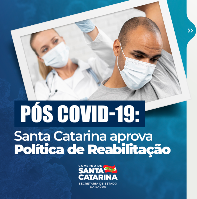 Card informativo com fundo azul e imagem de uma profissional de saúde examinando o ombro de um homem, ambos usando máscara. O texto diz: 'PÓS COVID-19: Santa Catarina aprova Política de Reabilitação'. Abaixo, aparece o logotipo do Governo de Santa Catarina com a inscrição 'Governo de Santa Catarina - Secretaria de Estado da Saúde'.