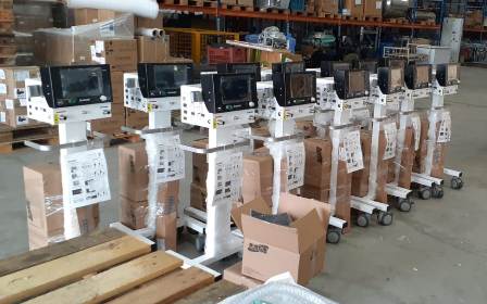Equipamentos de saúde organizados em um depósito, prontos para serem entregues.