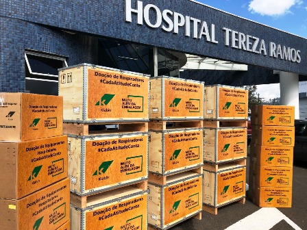Caixas com doação de respiradores organizadas em frente ao hospital.