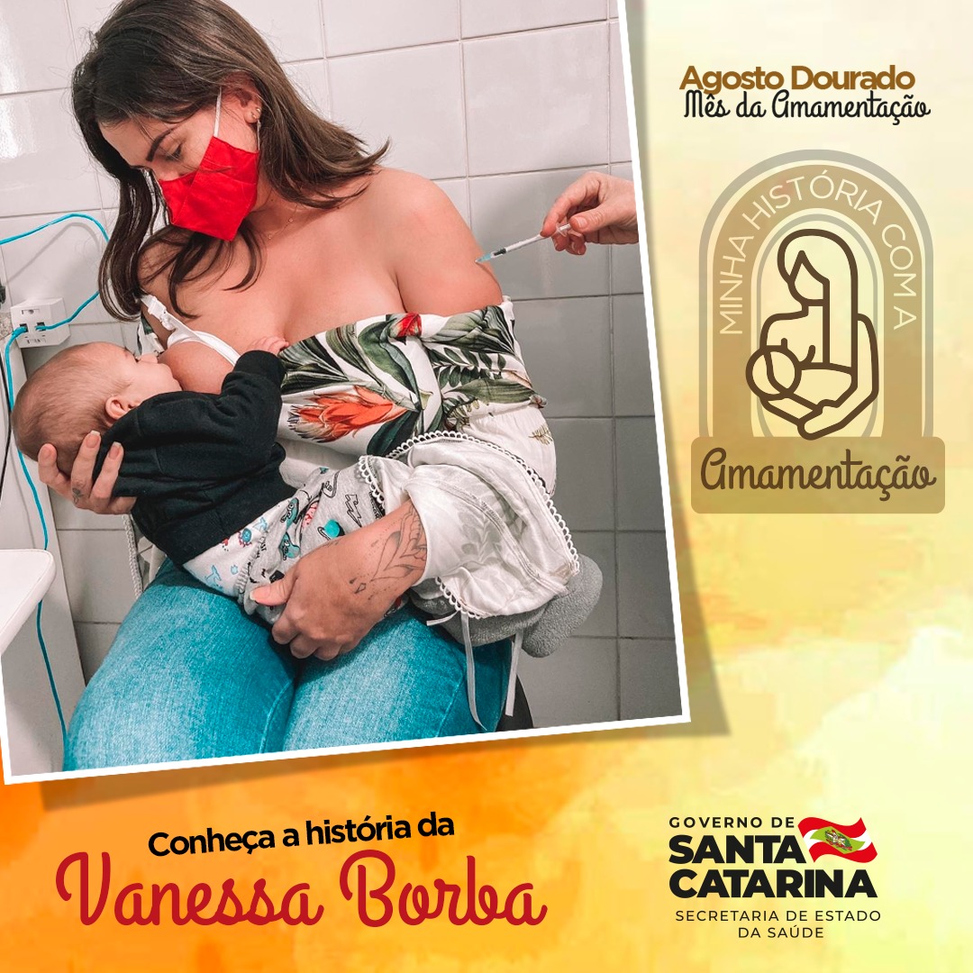 Mulher com máscara vermelha amamenta seu bebê enquanto recebe uma vacina no braço esquerdo, em ambiente de unidade de saúde. Ao lado, arte gráfica do Agosto Dourado com os dizeres 'Mês da Amamentação', 'Minha história com a amamentação' e logotipo do Governo de Santa Catarina. Texto na parte inferior destaca: 'Conheça a história da Vanessa Borba'.
