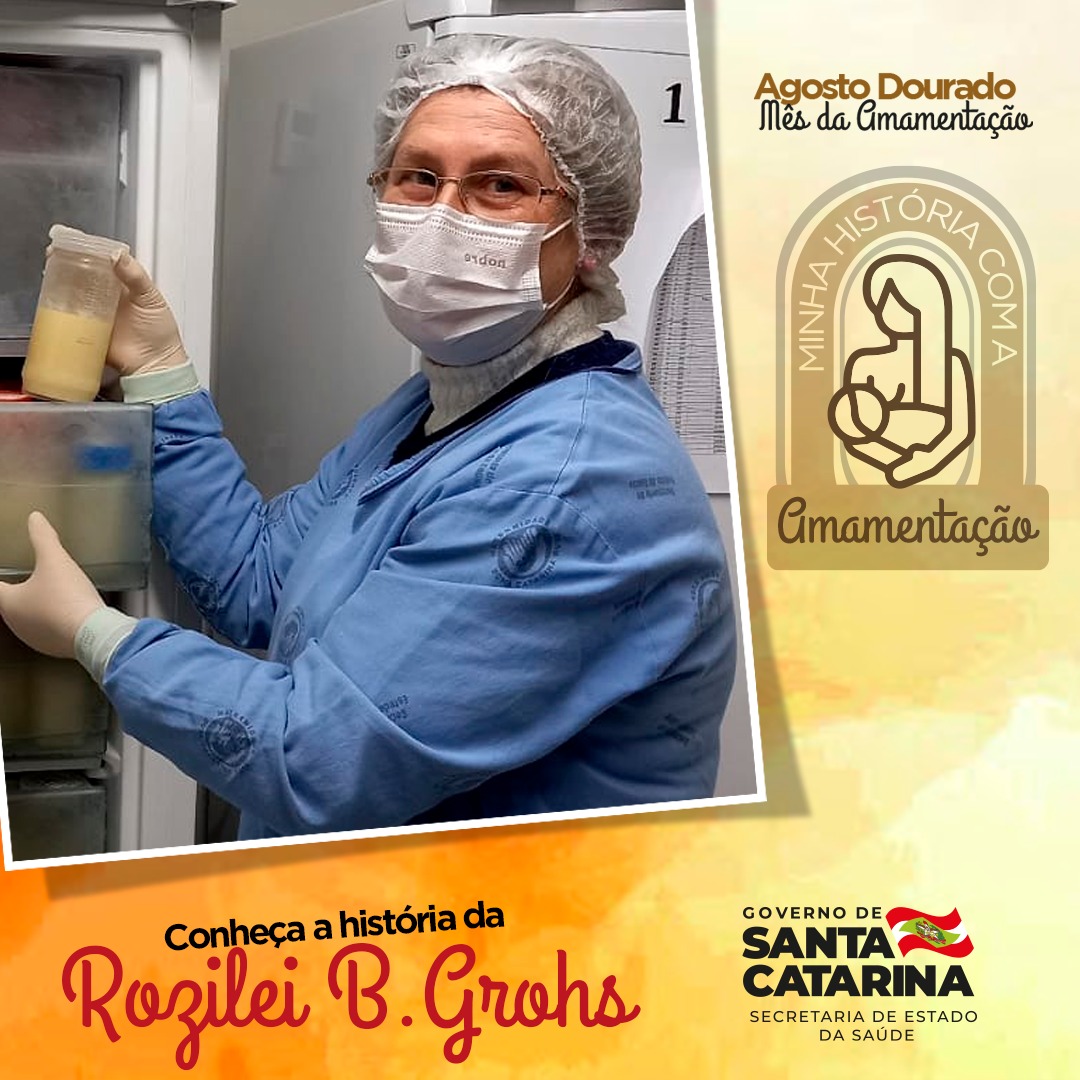Profissional da saúde com touca, máscara, óculos e luvas, manuseando frasco com leite materno diante de freezer aberto. Ao lado, banner do Agosto Dourado com o texto 'Minha história com a amamentação'.