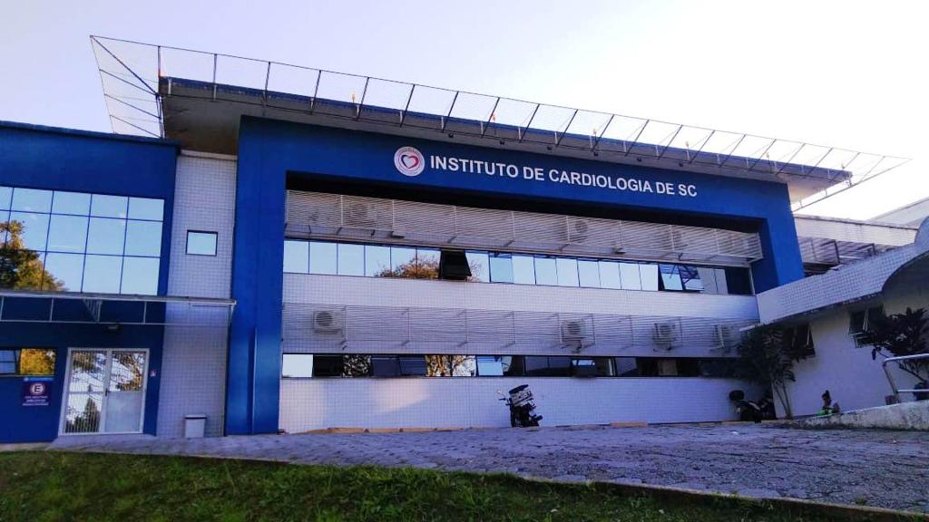 Frente do Instituto de Cardiologia  de SC, uma espaço com detalhes azuis