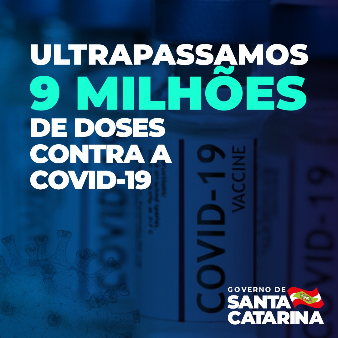 Banner com frascos de vacina ao fundo com um filtro azul escuro. Na frente tem o o texto 'ultrapassamos 9 milhões de doses contra a covid-19'