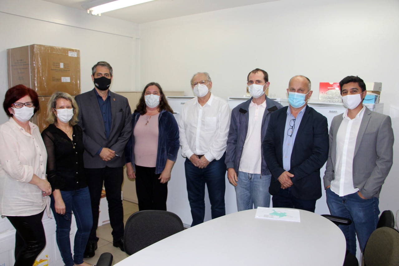 Pessoas posando para foto em interior de hospital