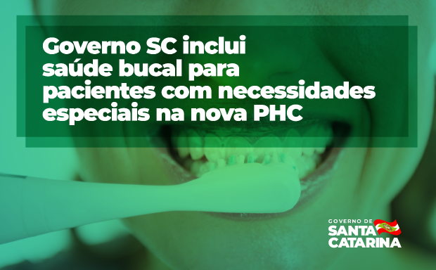 Imagem com fundo esverdeado mostrando uma pessoa sorrindo enquanto escova os dentes. Em destaque, uma faixa verde com o texto: 'Governo SC inclui saúde bucal para pacientes com necessidades especiais na nova PHC'. No canto inferior direito, está o logotipo do Governo de Santa Catarina.