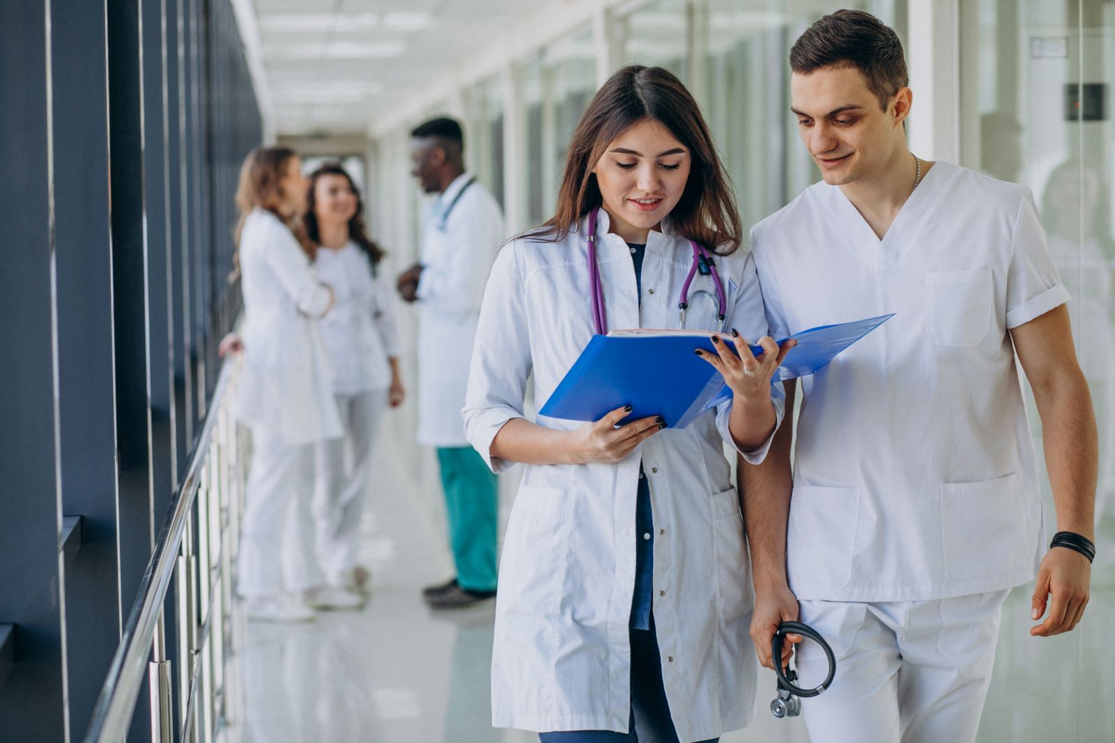 team-young-specialist-doctors-standing-corridor-hospital_1_menor.jpg