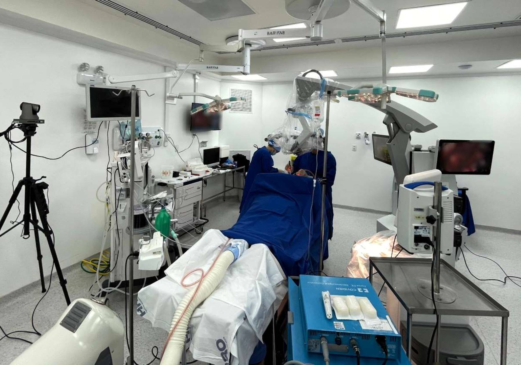 Hospital Regional do Oeste transmite cirurgia ao vivo em simpósio sobre neuro-oncologia