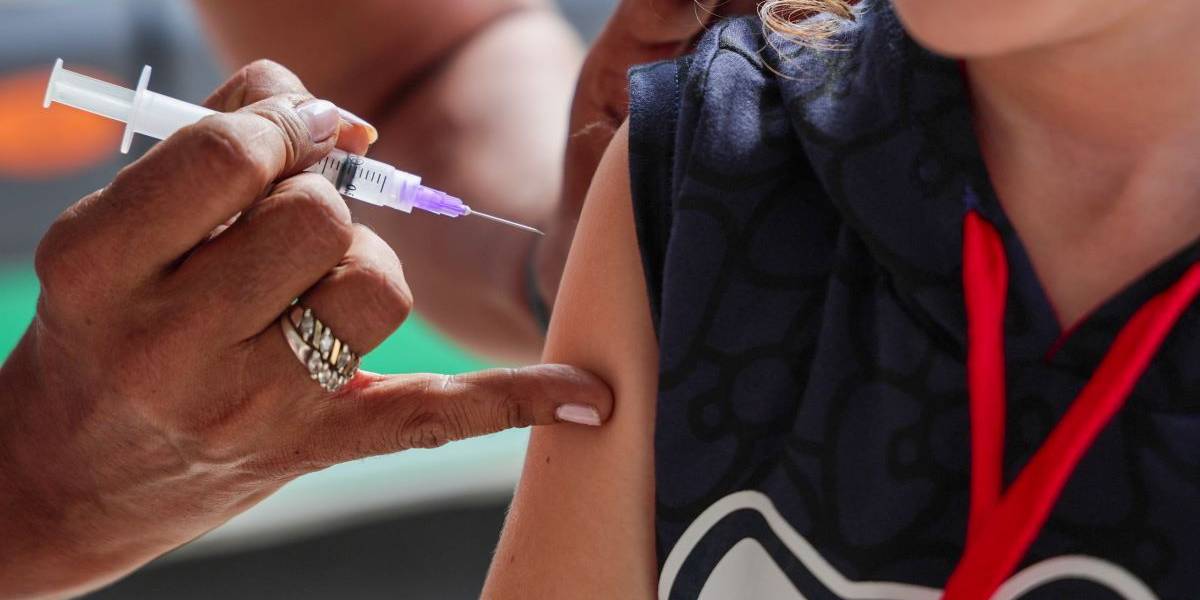 Van da Vacinação aplica mais de mil doses no Hospital Infantil Joana de Gusmão, em Florianópolis