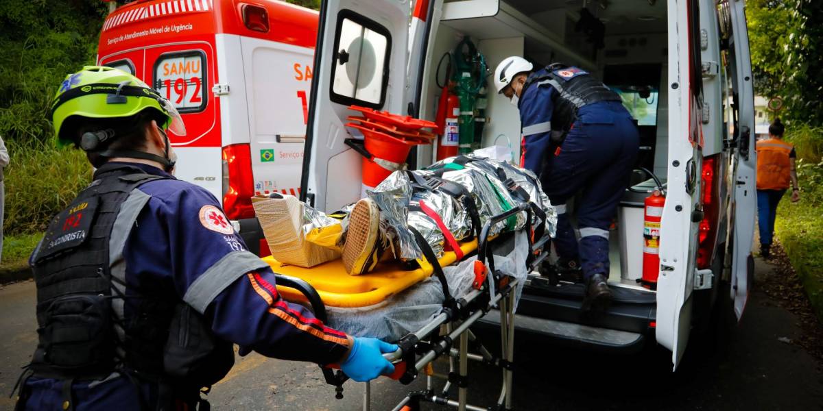 Equipes do SAMU participam de simulado de preparação para desastres naturais em Blumenau