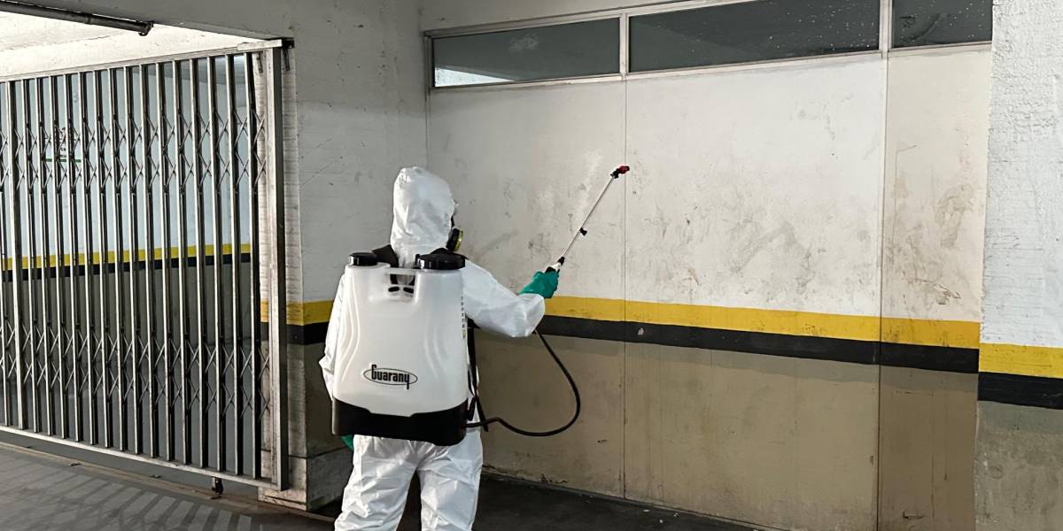 Saúde Estadual realiza aplicação de inseticida nos seus prédios para controle do mosquito Aedes aegypti