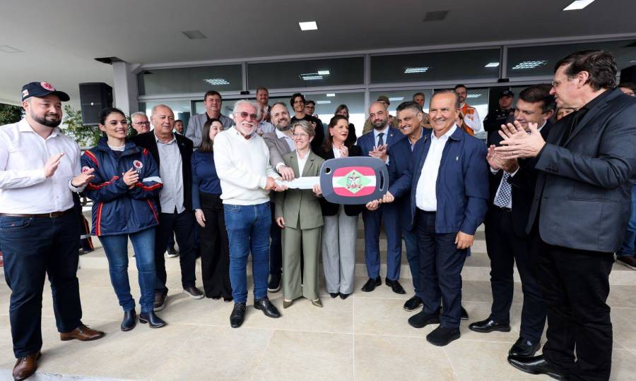 Governador Jorginho Mello entrega motolâncias, equipamentos e uniformes para o Samu